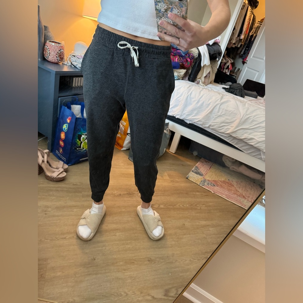 Vuori Performance Jogger in Charcoal Heather